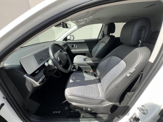 Hyundai IONIQ 5 Connect 77.4 kWh / Dealer onderhouden / Accu SoH 100% / 1.600 kg afn. Trekhaak / Navigatie / Stuur-, stoel- & achterbankverwarming / Apple Carplay Android / 19" LM wielen & All Season banden /