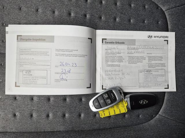 Hyundai IONIQ 5 Connect 77.4 kWh / SOH 100% / Fabrieksgarantie tot 04-2028 / Dealer onderhouden / CCS snelladen / WLTP bereik 507 km bereik stad 710 km / Stuur- Stoel & Achterbank verwarming / Trekgewicht 1600 kg / Achteruitrijcamera / Adaptief cruise control /