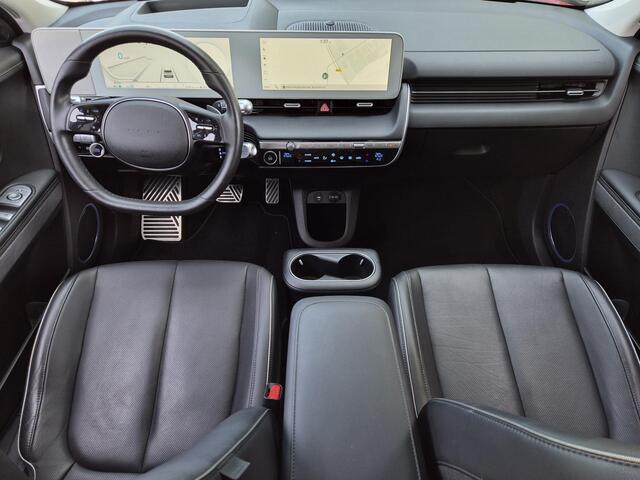 Hyundai IONIQ 5 Lounge 73kWh / SOH 100% / SOLAR dak / Fabrieksgarantie tot 05-2027 / Dealer onderhouden / Head Up Display / CCS snelladen / Warmtepomp / Trekgewicht 1600 kg / Stuur- Stoel & Achterbank verwarming / Rondomzicht camera / Bose Audio Systeem /