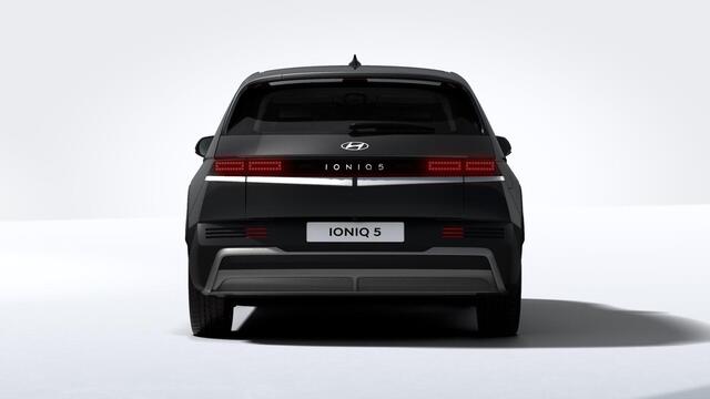 Hyundai IONIQ 5 Standard Range Pure Edition 63 kWh / ¤2000,- Voordeel / Stoelverwarming Voor + Achter / Stuurverwarming / BOSE Audio / Achteruitrijcamera / Elek. Achterklep / LED Verlichting /