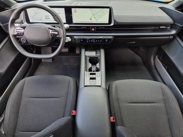 Hyundai IONIQ 6 Connect 53 kWh / SOH 100% / warmtepomp / Dealer onderhouden / Fabrieksgarantie tot 08-2028 / CCS snelladen / All season banden / Head Up Display / WLTP bereik 429 km bereik stad 589 km / Achteruitrijcamera / Apple Carplay Android Auto /