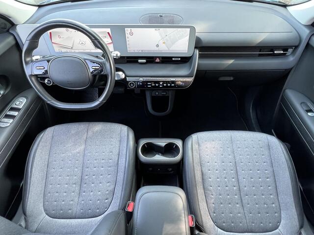 Hyundai IONIQ 5 Connect 77.4 kWh / Dealer onderhouden / Accu SoH 97% / Fabrieksgarantie tot 04-2028 / Afn. Trekhaak 1.600 kg / Navi / Apple Carplay Android / Elektrische stoelen / Stuur-, stoel- & achterbankverwarming / 19" LM wielen & All Season banden /