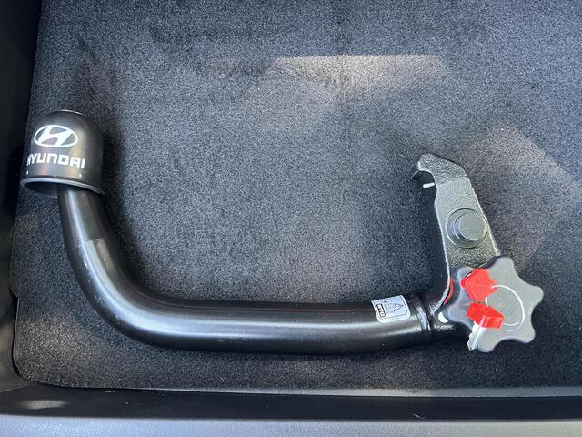Hyundai IONIQ 5 Connect 77.4 kWh / Dealer onderhouden / Accu SoH 97% / Fabrieksgarantie tot 04-2028 / Afn. Trekhaak 1.600 kg / Navi / Apple Carplay Android / Elektrische stoelen / Stuur-, stoel- & achterbankverwarming / 19" LM wielen & All Season banden /