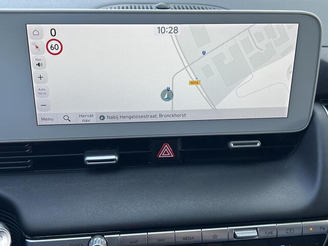 Hyundai IONIQ 5 Connect 77.4 kWh / Dealer onderhouden / Accu SoH 97% / Fabrieksgarantie tot 04-2028 / Afn. Trekhaak 1.600 kg / Navi / Apple Carplay Android / Elektrische stoelen / Stuur-, stoel- & achterbankverwarming / 19" LM wielen & All Season banden /