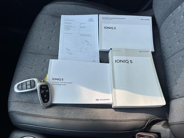 Hyundai IONIQ 5 Connect 77.4 kWh / Dealer onderhouden / Accu SoH 97% / Fabrieksgarantie tot 04-2028 / Afn. Trekhaak 1.600 kg / Navi / Apple Carplay Android / Elektrische stoelen / Stuur-, stoel- & achterbankverwarming / 19" LM wielen & All Season banden /