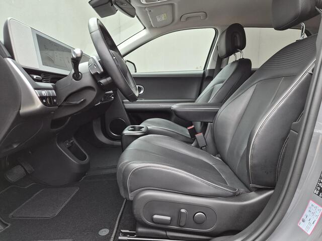 Hyundai IONIQ 5 Lounge 77.4 kWh / SOH 99% / Dealer onderhouden / Fabrieksgarantie tot 04-2028 / Trekhaak afneembaar / CCS snelladen / Rondomzicht camera / Trekgewicht 1600 kg / Stuur- Stoel & Achterbank verwarming / Adaptief cruise control / Stoelventilatie / Elektrisc