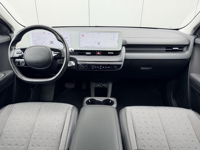 Hyundai IONIQ 5 Connect 77.4 kWh / Volledig LED / Stoelverwarming Voor + Achter / Stuurverwarming / Dynamische Navigatie / Achteruitrijcamera / Elek. Bedienbare Voorstoelen / Climate Control / Parkeersensoren Voor + Achter /