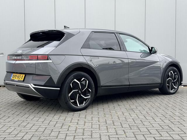 Hyundai IONIQ 5 Connect 77.4 kWh / Volledig LED / Stoelverwarming Voor + Achter / Stuurverwarming / Dynamische Navigatie / Achteruitrijcamera / Elek. Bedienbare Voorstoelen / Climate Control / Parkeersensoren Voor + Achter /
