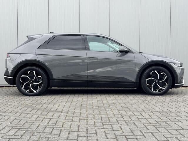 Hyundai IONIQ 5 Connect 77.4 kWh / Volledig LED / Stoelverwarming Voor + Achter / Stuurverwarming / Dynamische Navigatie / Achteruitrijcamera / Elek. Bedienbare Voorstoelen / Climate Control / Parkeersensoren Voor + Achter /