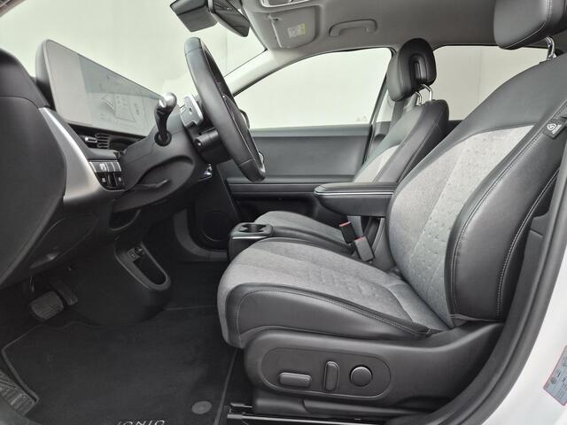 Hyundai IONIQ 5 Connect 77.4 kWh / SOH 100% / Trekgewicht 1600 kg / CCS snelladen / Warmtepomp / Rondomzicht camera / Stuur- Stoel & Achterbank verwarming / Adaptief cruise control / Draadloze telefoon lader / Apple Carplay Android Auto /