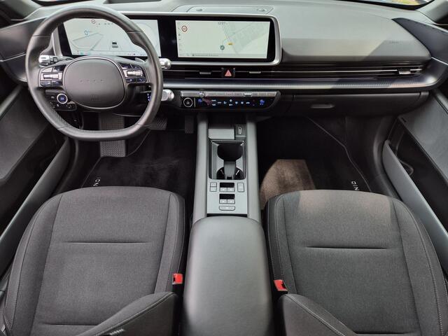 Hyundai IONIQ 6 Business 77.4 kWh / SOH 100% / Fabrieksgarantie tot 05-2028 / Bose Audio Systeem / Dealer onderhouden / Glazen schuif- en kanteldak / CCS snelladen / Head Up Display / Elektrische achterklep / Trekgewicht 1500 kg / Rondomzicht camera / Stuur- Stoel & A