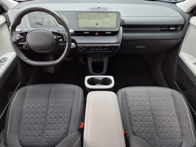 Hyundai IONIQ 5 Connect 77.4 kWh / SOH 98% / Dealer onderhouden / Fabrieksgarantie tot 06-2028 / Trekgewicht 1600 kg / CCS snelladen / Warmtepomp / Stuur- Stoel & Achterbank verwarming / Adaptief cruise control / Keyless Entry/Start / Achteruitrijcamera /
