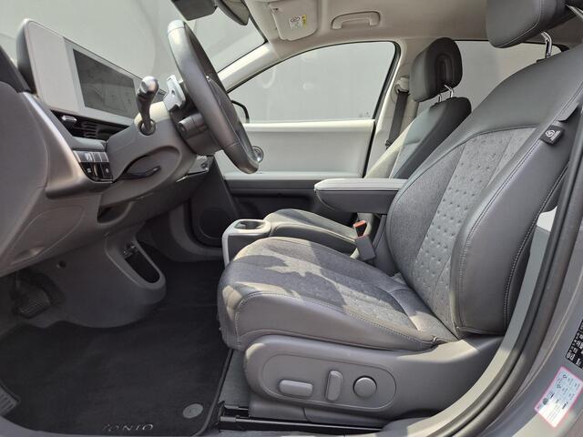 Hyundai IONIQ 5 Connect 77.4 kWh / SOH 98% / Dealer onderhouden / Fabrieksgarantie tot 06-2028 / Trekgewicht 1600 kg / CCS snelladen / Warmtepomp / Stuur- Stoel & Achterbank verwarming / Adaptief cruise control / Keyless Entry/Start / Achteruitrijcamera /