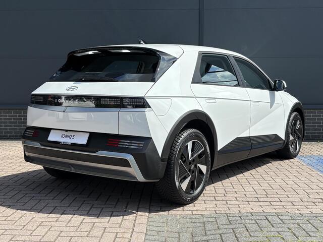 Hyundai IONIQ 5 Connect+ 84 kWh / Fabrieksgarantie tot 03-2030 / SOH 99,1% / Stoel en stuurverwarming / Elektrische voorstoelen / Navigatie / Appel carplay / Android auto / Achteruitrijcamera / Rondom sensoren /
