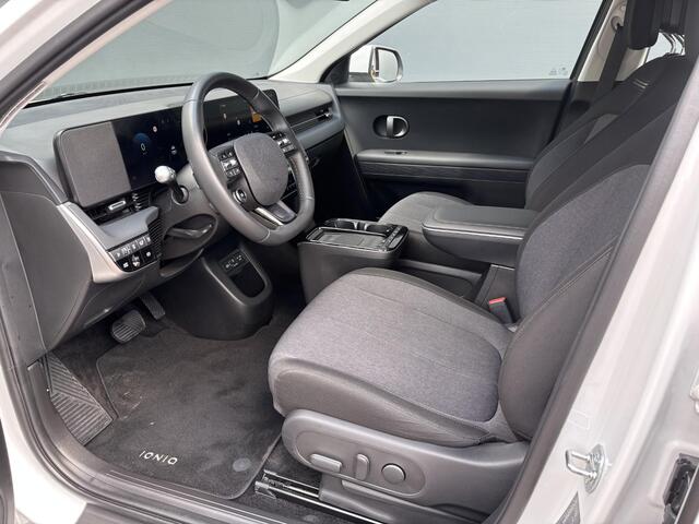 Hyundai IONIQ 5 Connect+ 84 kWh / Fabrieksgarantie tot 03-2030 / SOH 99,1% / Stoel en stuurverwarming / Elektrische voorstoelen / Navigatie / Appel carplay / Android auto / Achteruitrijcamera / Rondom sensoren /