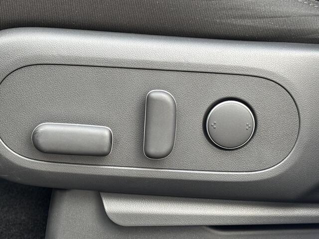 Hyundai IONIQ 5 Connect+ 84 kWh / Fabrieksgarantie tot 03-2030 / SOH 99,1% / Stoel en stuurverwarming / Elektrische voorstoelen / Navigatie / Appel carplay / Android auto / Achteruitrijcamera / Rondom sensoren /