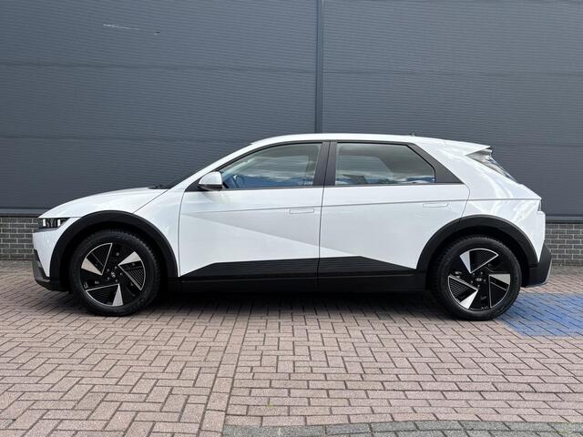 Hyundai IONIQ 5 Connect+ 84 kWh / Fabrieksgarantie tot 03-2030 / SOH 99,1% / Stoel en stuurverwarming / Elektrische voorstoelen / Navigatie / Appel carplay / Android auto / Achteruitrijcamera / Rondom sensoren /