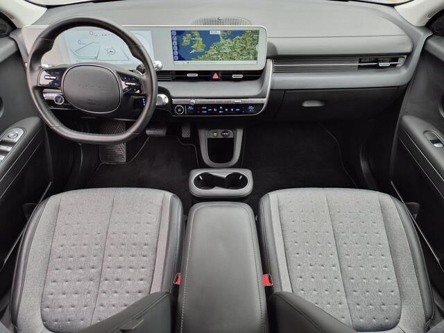 Hyundai IONIQ 5 Connect 77.4 kWh / SOH 98% / Fabrieksgarantie tot 12-2029 / Trekgewicht 1600 kg / CCS snelladen / All season banden / Stuur- Stoel & Achterbank verwarming / Warmtepomp / Achteruitrijcamera / Elektrische achterklep / Apple Carplay Android Auto /