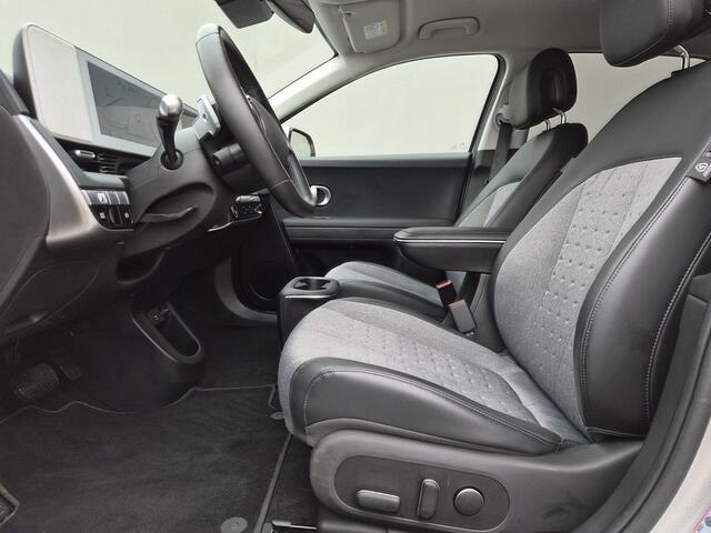 Hyundai IONIQ 5 Connect 77.4 kWh / SOH 98% / Fabrieksgarantie tot 12-2029 / Trekgewicht 1600 kg / CCS snelladen / All season banden / Stuur- Stoel & Achterbank verwarming / Warmtepomp / Achteruitrijcamera / Elektrische achterklep / Apple Carplay Android Auto /
