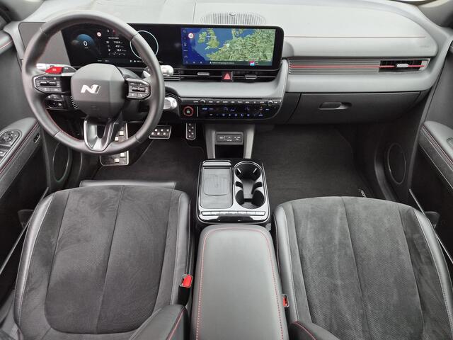 Hyundai IONIQ 5 N Line Limited AWD 84 kWh / SOH 98% / Dealer onderhouden / Fabrieksgarantie tot 03-2030 / CCS snelladen / All season banden / Warmtepomp / Rondomzicht camera / Trekgewicht 1600 kg / Head Up Display / Bose Audio Systeem / Stuur- Stoel & Achterbank verwa