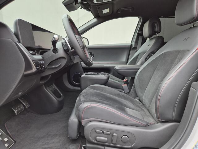 Hyundai IONIQ 5 N Line Limited AWD 84 kWh / SOH 98% / Dealer onderhouden / Fabrieksgarantie tot 03-2030 / CCS snelladen / All season banden / Warmtepomp / Rondomzicht camera / Trekgewicht 1600 kg / Head Up Display / Bose Audio Systeem / Stuur- Stoel & Achterbank verwa