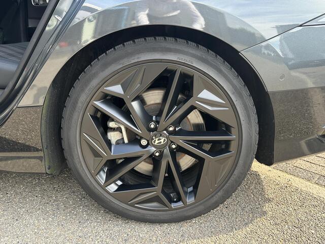 Hyundai IONIQ 6 First Edition AWD 77.4 kWh SOH 100% | PANO | STOEL VERWAMRING VOOR & ACHTER | MEM. SEAT | ELEK. STOELEN | BOSE BOXEN | 360 CAMERA | FABRIEKS GARANTIE TM 03-2028 | RIJKLAAR ! |
