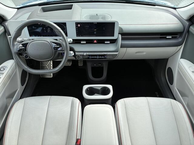 Hyundai IONIQ 5 Connect+ 77.4 kWh / Dealer onderhouden / Fabrieksgarantie tot 01-2029 / CCS snelladen / All season banden / Elektrische achterklep / Rondomzicht camera / Warmtepomp / Climate control / Stuur- Stoel & Achterbank verwarming / Adaptief cruise control /