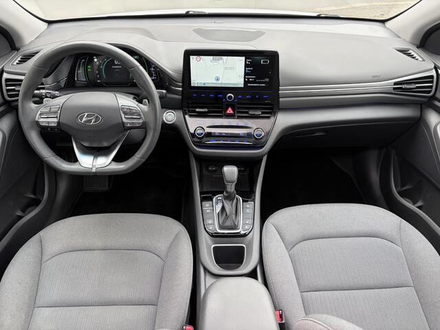Hyundai IONIQ 1.6 GDi PHEV Premium Sky / Plug-in / Dealer Onderhouden / SOH 93,15% / Infinity Audio / Panorama/Schuifdak / All Season Banden / Navigatie / Camera / Android Auto/Apple Carplay / Cruise Control Adaptief / Stuur & Stoelverwarming /