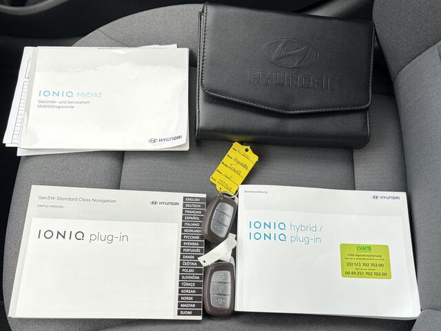 Hyundai IONIQ 1.6 GDi PHEV Premium Sky / Plug-in / Dealer Onderhouden / SOH 93,15% / Infinity Audio / Panorama/Schuifdak / All Season Banden / Navigatie / Camera / Android Auto/Apple Carplay / Cruise Control Adaptief / Stuur & Stoelverwarming /