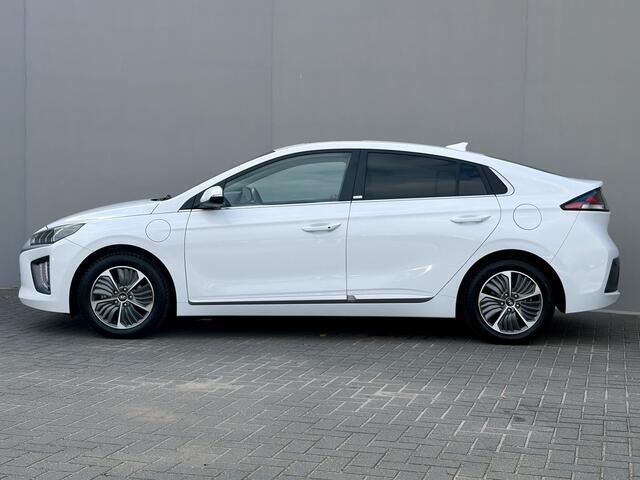 Hyundai IONIQ 1.6 GDi PHEV Premium Sky / Plug-in / Dealer Onderhouden / SOH 93,15% / Infinity Audio / Panorama/Schuifdak / All Season Banden / Navigatie / Camera / Android Auto/Apple Carplay / Cruise Control Adaptief / Stuur & Stoelverwarming /