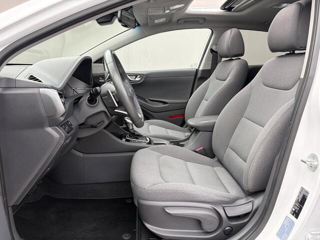 Hyundai IONIQ 1.6 GDi PHEV Premium Sky / Plug-in / Dealer Onderhouden / SOH 93,15% / Infinity Audio / Panorama/Schuifdak / All Season Banden / Navigatie / Camera / Android Auto/Apple Carplay / Cruise Control Adaptief / Stuur & Stoelverwarming /
