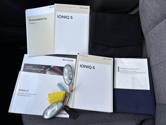 Hyundai IONIQ 5 Connect+ Limited 84 kWh / Fabrieksgarantie tot 06-2030 / SOH 99,1% / Warmtepomp CCS Snel laden / 1.600 kg Trekgewicht / Stoel en stuurverwarming / All Season Banden / Elektrische voorstoelen / Navigatie / Apple Carplay & Android Auto / Achteruitrijcamera / Rondom sensoren /