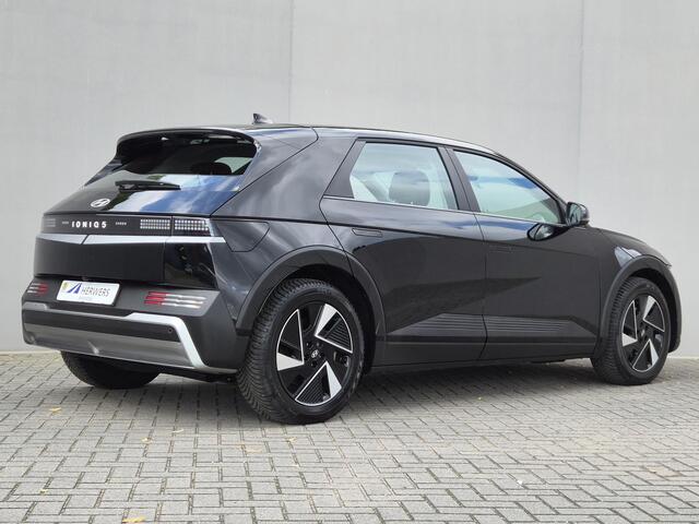 Hyundai IONIQ 5 Connect 84 kWh / Accu SoH 99,2 % / Fabrieksgarantie tot 04-2030 / CCS snelladen / 19" LM wielen & All Season banden / 1.600 kg Trekgewicht / Elektrische achterklep / Stuur & Stoelverwarming / Warmtepomp / Achteruitrijcamera / Adaptief cruise control /