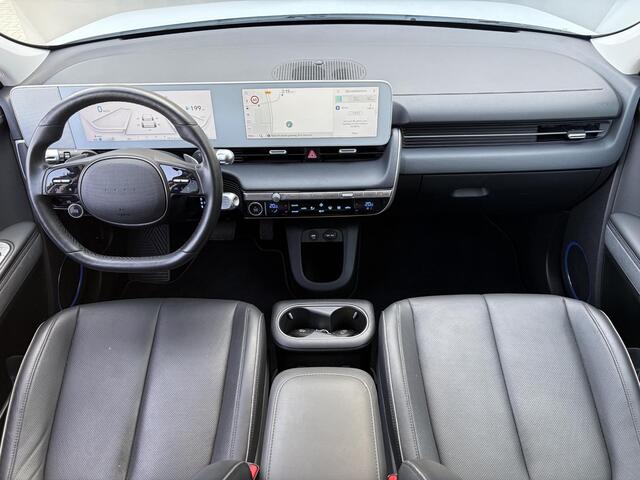 Hyundai IONIQ 5 Connect + 77.4 kWh met aanvullende optie's / SOH 100% / Dealer Onderhouden / WLTP 507 km / CCS Snel Laden / Lederen Bekleding / Stoelventilatie / Elektr. Voorstoelen / Stuur-, Stoel- & Achterbankverwarming / Navi / Apple Carplay & Android Auto / 19" LM wielen /