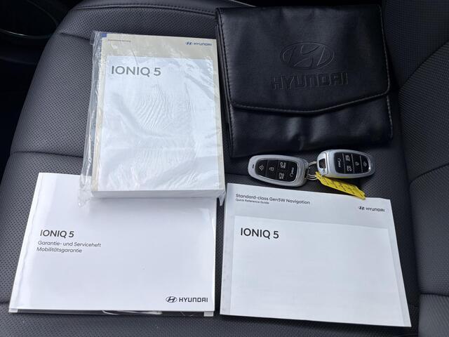 Hyundai IONIQ 5 Connect + 77.4 kWh met aanvullende optie's / SOH 100% / Dealer Onderhouden / WLTP 507 km / CCS Snel Laden / Lederen Bekleding / Stoelventilatie / Elektr. Voorstoelen / Stuur-, Stoel- & Achterbankverwarming / Navi / Apple Carplay & Android Auto / 19" LM wielen /