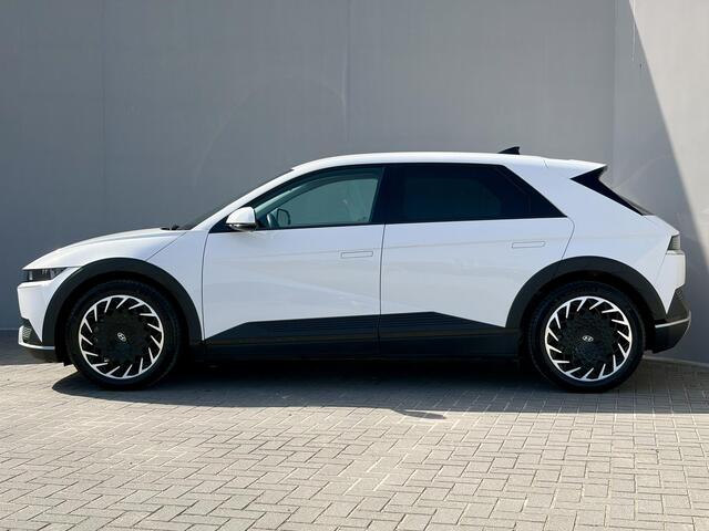 Hyundai IONIQ 5 Connect + 77.4 kWh met aanvullende optie's / SOH 100% / Dealer Onderhouden / WLTP 507 km / CCS Snel Laden / Lederen Bekleding / Stoelventilatie / Elektr. Voorstoelen / Stuur-, Stoel- & Achterbankverwarming / Navi / Apple Carplay & Android Auto / 19" LM wielen /