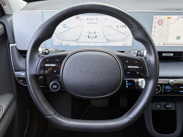 Hyundai IONIQ 5 Connect + 77.4 kWh met aanvullende optie's / SOH 100% / Dealer Onderhouden / WLTP 507 km / CCS Snel Laden / Lederen Bekleding / Stoelventilatie / Elektr. Voorstoelen / Stuur-, Stoel- & Achterbankverwarming / Navi / Apple Carplay & Android Auto / 19" LM wielen /