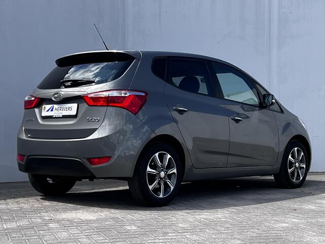 Hyundai IX20 1.6i Go! Automaat / Dealer onderhouden / Climate Control / Stuur- en stoelverwarming / Radio CD MP3 speler / In hoogte verstelbare bestuurdersstoel / All Season banden / 16" LM wielen /