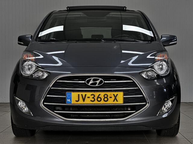 Hyundai IX20 1.6i Premium/ 125pk/ Automaat/ 16'' LMV/ Panorama-Dak/ Camera/ Stoel + Stuurverw./ Navi/ Clima/ Cruise/ Elek. pakket/ Isofix/ Bluetooth/ Armsteun/ Multi. LEDER. Stuur/ Mistl./ PDC/ Extra getint glas.
