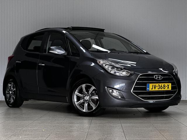 Hyundai IX20 1.6i Premium/ 125pk/ Automaat/ 16'' LMV/ Panorama-Dak/ Camera/ Stoel + Stuurverw./ Navi/ Clima/ Cruise/ Elek. pakket/ Isofix/ Bluetooth/ Armsteun/ Multi. LEDER. Stuur/ Mistl./ PDC/ Extra getint glas.