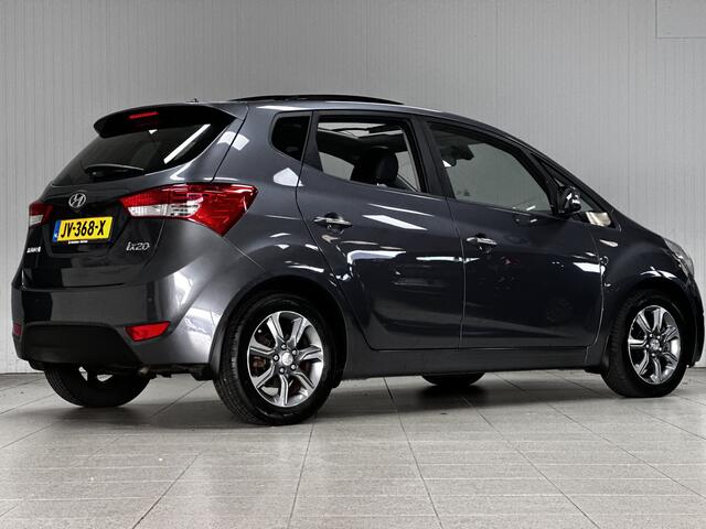 Hyundai IX20 1.6i Premium/ 125pk/ Automaat/ 16'' LMV/ Panorama-Dak/ Camera/ Stoel + Stuurverw./ Navi/ Clima/ Cruise/ Elek. pakket/ Isofix/ Bluetooth/ Armsteun/ Multi. LEDER. Stuur/ Mistl./ PDC/ Extra getint glas.