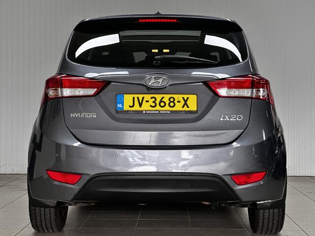 Hyundai IX20 1.6i Premium/ 125pk/ Automaat/ 16'' LMV/ Panorama-Dak/ Camera/ Stoel + Stuurverw./ Navi/ Clima/ Cruise/ Elek. pakket/ Isofix/ Bluetooth/ Armsteun/ Multi. LEDER. Stuur/ Mistl./ PDC/ Extra getint glas.