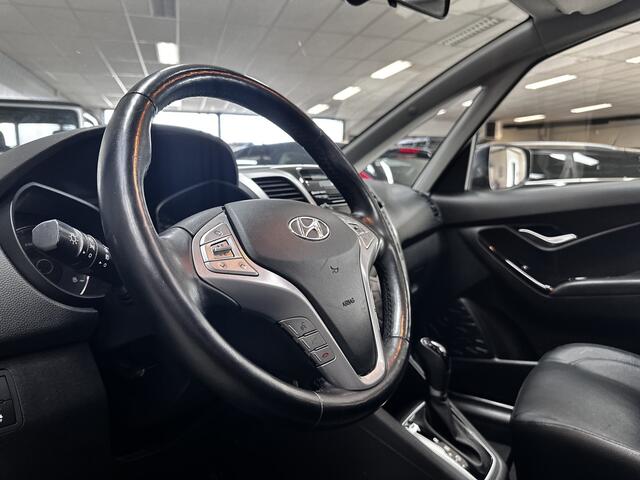 Hyundai IX20 1.6i Premium/ 125pk/ Automaat/ 16'' LMV/ Panorama-Dak/ Camera/ Stoel + Stuurverw./ Navi/ Clima/ Cruise/ Elek. pakket/ Isofix/ Bluetooth/ Armsteun/ Multi. LEDER. Stuur/ Mistl./ PDC/ Extra getint glas.
