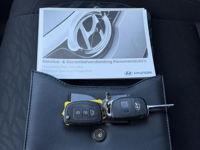 Hyundai IX20 1.6i Go! / Navigatie / Achteruitrij Camera / Origineel Nederlandse auto / Parkeersensoren / Airco / NAP / Elektr. Ramen / Centrale Deur Vergrendeling / Metallic Lak /