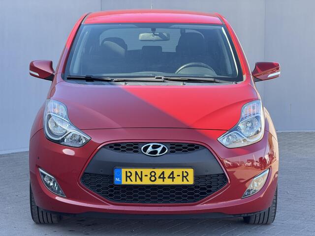Hyundai IX20 1.6i Go! / Navigatie / Achteruitrij Camera / Origineel Nederlandse auto / Parkeersensoren / Airco / NAP / Elektr. Ramen / Centrale Deur Vergrendeling / Metallic Lak /