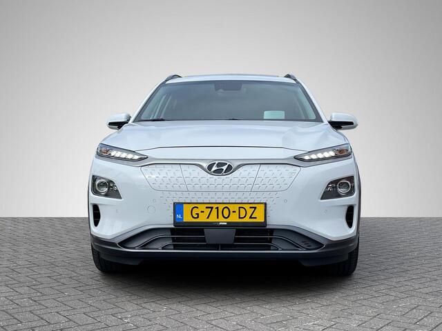 Hyundai Kona EV Premium 64 kWh Sky | Head-Up Display | Stuur- + Stoelverwarming | Leder | Schuif-/Kanteldak | Navigatie | Camera | Adapt. Cruise Control | Rijklaarprijs!