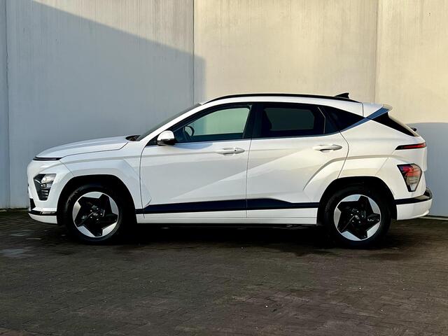 Hyundai Kona Electric Comfort 65.4 kWh Automaat / Accu SoH 100% / Weinig km / CSS snelladen / Drie fase / Stuur- en stoelverwarming / Navi / Apple Carplay Android /