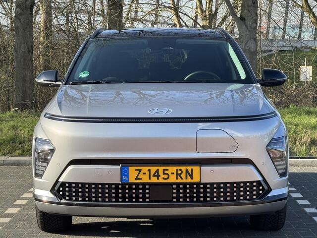 Hyundai Kona Electric Comfort Smart 65.4 kWh | Contrasterende dakkleur | Achterklep, automatisch | Head-up Display | Stoelen verwarmbaar |