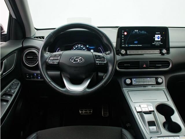 Hyundai Kona EV Premium 64 kWh | 3-Fase | Zwart dak | Weinig km!