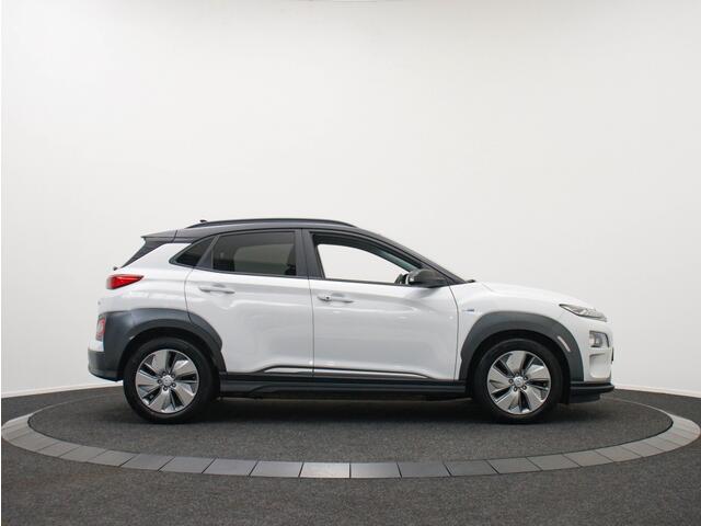 Hyundai Kona EV Premium 64 kWh | 3-Fase | Zwart dak | Weinig km!